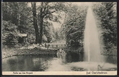 AK Bad Charlottenbrunn, Kurparkpartie mit Springbrunnen