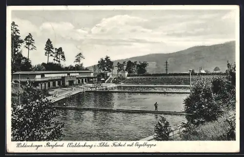 AK Waldenburg /Schl., Freibad mit Vogelkoppe, Becken, Sprungturm, Gebäude
