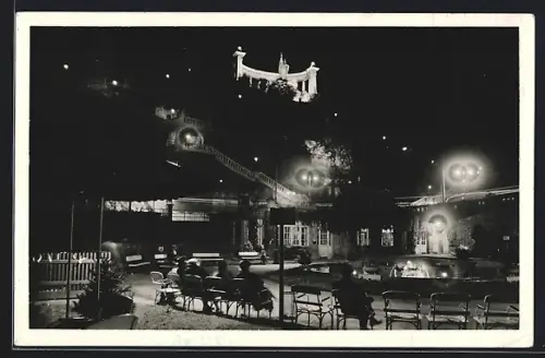 AK Budapest, das beleuchtete Gellért Monument und die Hungaria-Trinkhalle