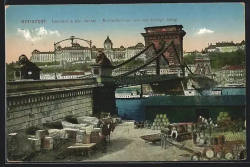 AK Budapest, Kettenbrücke mit der königl. Burg, Verladeplatz vorne mit Fässern und Pferdegespann