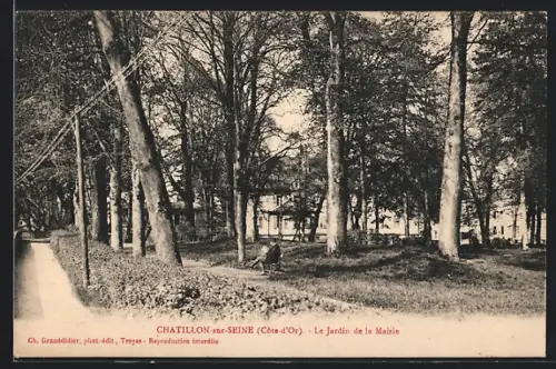 AK Chatillon-sur-Seine, Le Jardin de la Mairie
