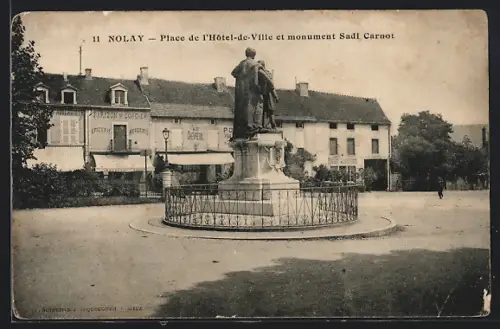 AK Nolay, Place de l`Hôtel-de-Ville et monument Sadi Carnot