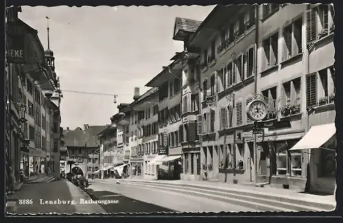 AK Lenzburg, Strasse Rathausgasse mit Geschäften