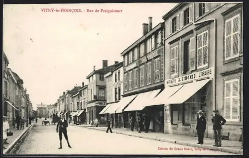 AK Vitry-le-Francois, Rue de Freignicourt, Strassenpartie