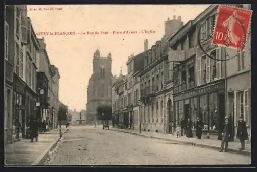 AK Vitry-le-Francois, La Rue du Pont, Place d`Armes, L`Eglise