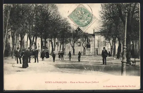 AK Vitry-le-Francois, Place et Statue Royer Collard