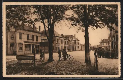 AK Mourmelon-le-Grand, Place de l`Église et Place Georges Clémenceau