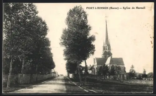 AK Mareuil-le-Port, l`Eglise vue depuis le la route bordée de grands arbres