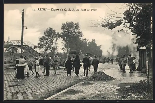 AK Reims, Depart du C.B.R. au Pont de Vesle, Passanten und Soldaten an einem regnerischen Tag