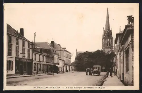 AK Mourmelon-le-Grand, La Place Georges-Clemenceau et l`Eglise