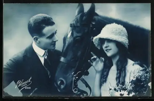 Foto-AK Bleuet Paris Nr. 288: Mann und Frau mit einem Pferd und Blumenstrauss