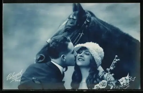 AK Mann küsst junge Frau auf die Wange, Pferd steht dahinter