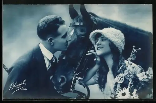 Foto-AK Bleuet Paris Nr. 288: Verliebtes Paar sieht sich an einem Pferd vorbei an