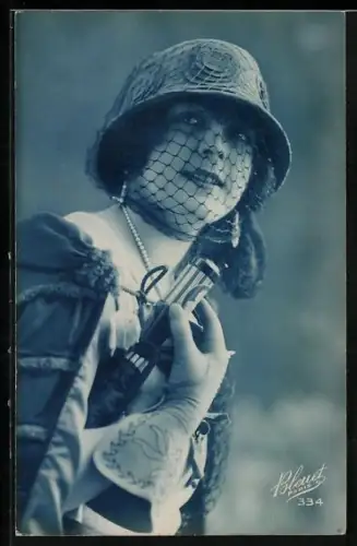 Foto-AK Bleuet Paris Nr. 334: Junge Dame mit Hut und Mantel