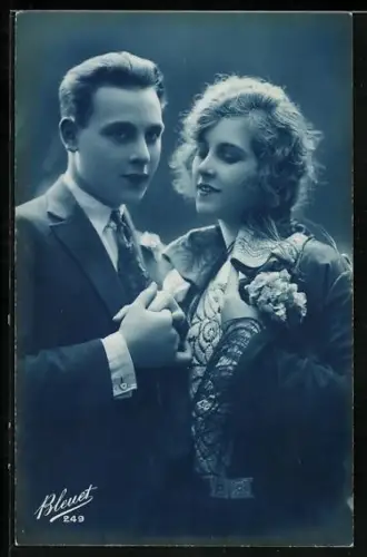 Foto-AK Bleuet Paris Nr. 249: Mann hält zärtlich die Hand einer Frau
