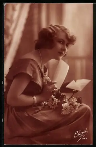 Foto-AK Bleuet Paris Nr. 547: Dame mit Perlenkette liest einen Brief