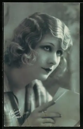 Foto-AK Bleuet Paris Nr. 987: Junge Dame hält einen Brief in der Hand