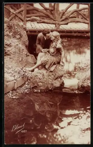 Foto-AK Bleuet Paris Nr. 687: Paar in inniger Umarmung an einem Fluss