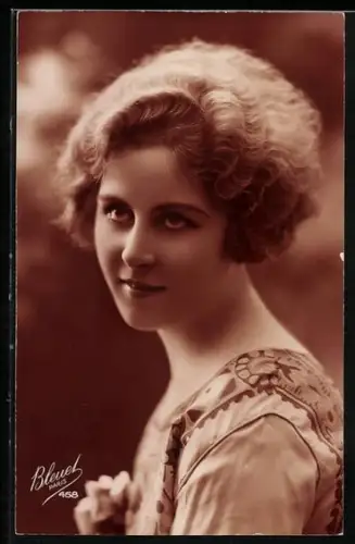 Foto-AK Bleuet Paris Nr. 458: Porträt einer eleganten jungen Dame