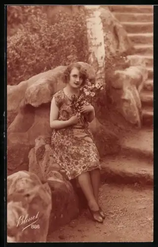 Foto-AK Bleuet Paris Nr. 886: Elegante Dame mit Blumenstrauss lehnt an einem Felsen