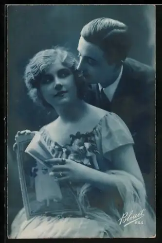 Foto-AK Bleuet Paris Nr. 244: Mann flüstert einer Dame etwas zu