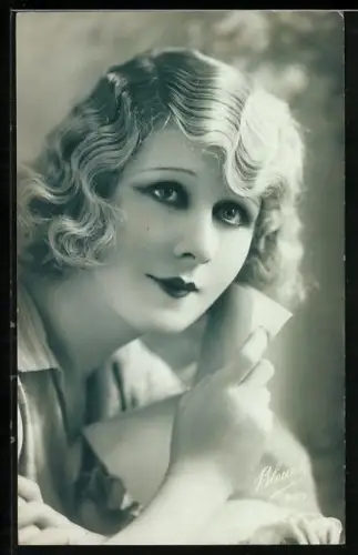 Foto-AK Bleuet Paris Nr. 987: Junge Dame mit erhobenem Blick und Brief