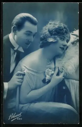 Foto-AK Bleuet Paris Nr. 220: Mann berührt zärtlich die Schulter einer Frau