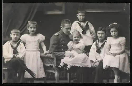 AK Herzog Albrecht von Württemberg in Uniform mit seinen Kindern