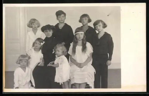 AK Kaiserin Zita von Österreich mit ihrem Sohn Kronprinz Otto von Österreich und seinen Geschwistern