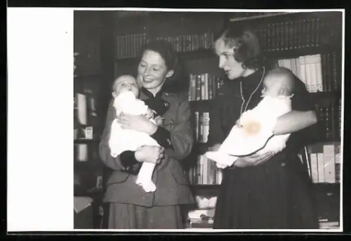 AK Regina von Habsburg, Gemahlin von Kronprinz Otto von Österreich, mit Kindern in der Bibliothek