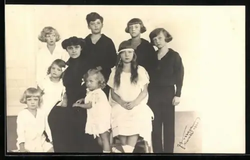 AK Kaiserin Zita von Österreich mit ihrem Sohn Kronprinz Otto von Österreich und seinen Geschwistern