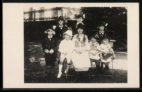 AK Kronprinz Otto von Österreich mit seinen Geschwistern in Tracht gekleidet