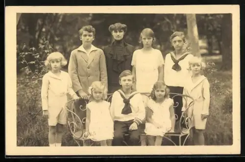 AK Kaiserin Zita von Österreich mit ihrem Sohn Kronprinz Otto von Österreich und weiteren Geschwistern im Garten