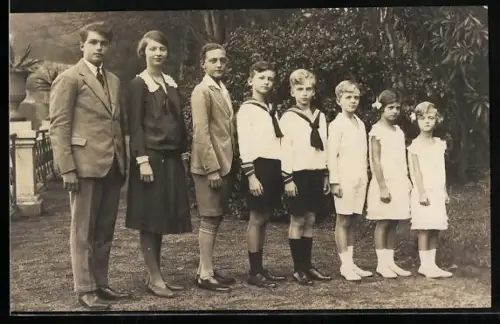 AK Kronprinz Otto von Österreich mit einen Geschwistern in einer Reihe stehend