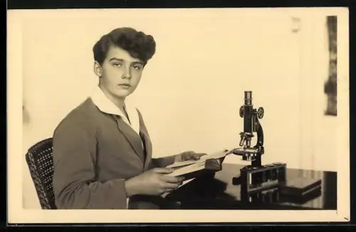 AK Kronprinz Otto von Österreich beim Studium mit dem Mikroskop