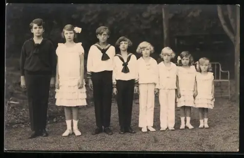 AK Kronprinz Otto von Österreich steht mit seinen Geschwistern in einer Reihe