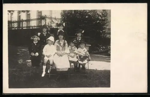 AK Kronprinz Otto von Österreich im Kreise seiner Geschwister in Tracht gekleidet