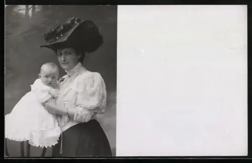 AK Erzherzogin Peter Ferdinand von Österreich mit Kind auf dem Arm