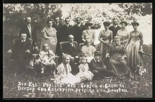 AK Königliche Familie des Grafen v. Caserta von Italien im Garten sitzend