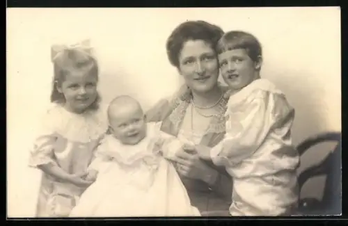 AK Prinzessin Franz von Bayern mit ihren Kindern