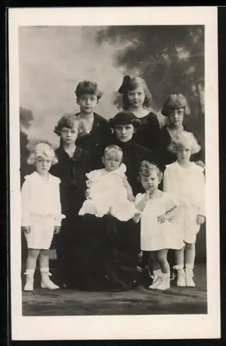 Foto-AK Kaiserin Zita von Österreich mit ihren Kindern