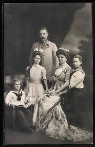 AK Portrait von Erzherzog Ferdinand im Kreise seiner Familie