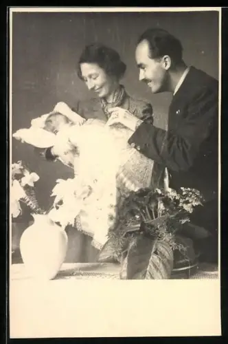 Foto-AK Kronprinz Otto von Österreich mit seiner Frau und ihrem neugeborenen Kind
