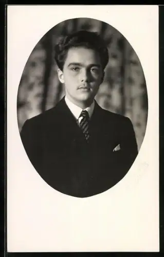 Foto-AK Kronprinz Otto von Österreich im Anzug in ovalem Passepartout