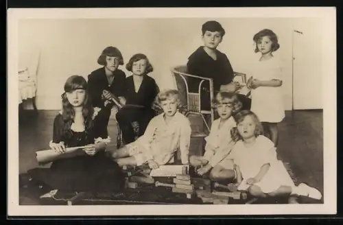 AK Kronprinz Otto von Österreich in einer Kindergruppe