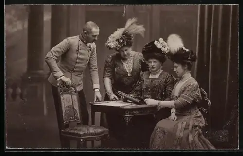 Foto-AK Erzherzogin Maria Josefa von Österreich an einem Tisch