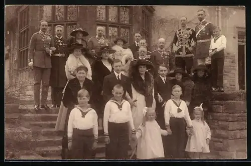 AK Kronprinzessin Cecilie mit ihren Kindern und Mitglieder des ehemaligen Kaiserhauses von Preussen