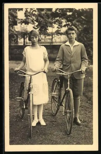 AK Kronprinz Otto von Österreich und seine Schwester mit Fahrrädern