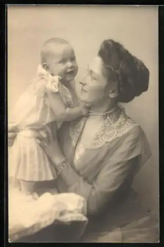 AK Prinzessin Franz von Bayern mit Baby im Arm