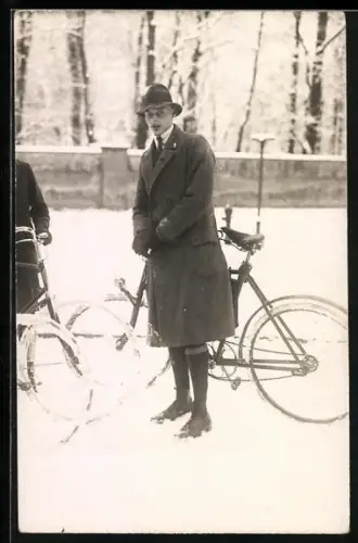 Foto-AK Prinz Wilhelm, der älteste Sohndes Kronprinzenpaares mit Fahrrad
